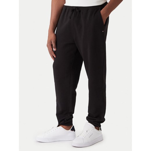 Tommy Hilfiger Spodnie dresowe Essential MW0MW37236 Czarny Regular Fit ze sklepu MODIVO w kategorii Spodnie męskie - zdjęcie 187379390