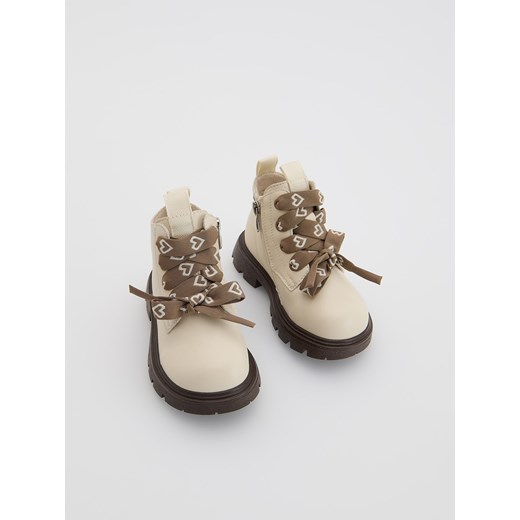 Reserved - Wiązane botki za kostkę - kremowy ze sklepu Reserved w kategorii Buty zimowe dziecięce - zdjęcie 187381444