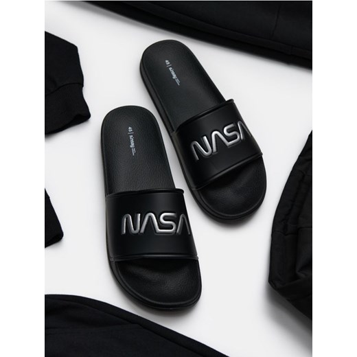Sinsay - Klapki NASA - czarny ze sklepu Sinsay w kategorii Klapki męskie - zdjęcie 187382271