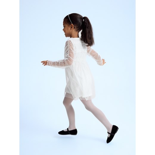 Reserved - Tiulowa sukienka z haftem - biały ze sklepu Reserved w kategorii Sukienki dziewczęce - zdjęcie 187382651