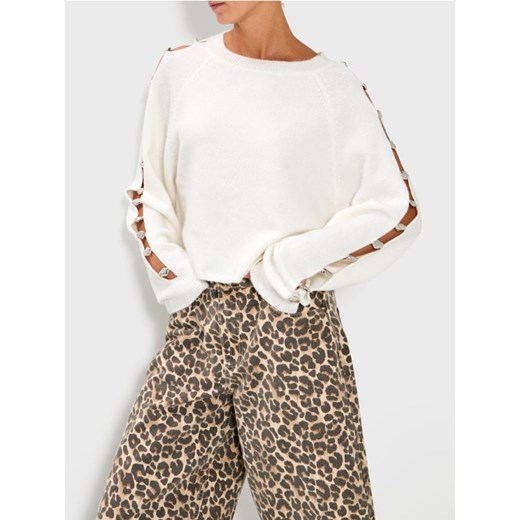 Sinsay - Sweter ze zdrobieniami na rękawach - biały ze sklepu Sinsay w kategorii Swetry damskie - zdjęcie 187386810