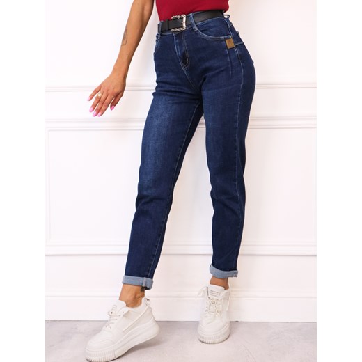 SPODNIE JEANSOWE MOM FIT Z PRZESZYCIAMI PRZY KIESZENIACH I NASZYWKĄ PUSH UP+ PASEK ze sklepu olika.com.pl w kategorii Jeansy damskie - zdjęcie 187389674