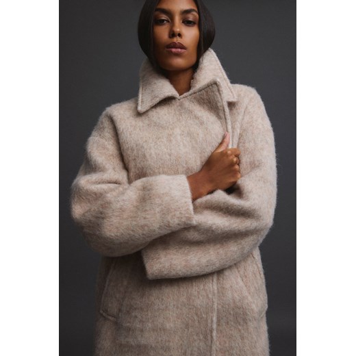 Estro: Krótki płaszcz damski w kolorze beżowym z wełny naturalnej z pasem ze sklepu Estro w kategorii Płaszcze damskie - zdjęcie 187390421