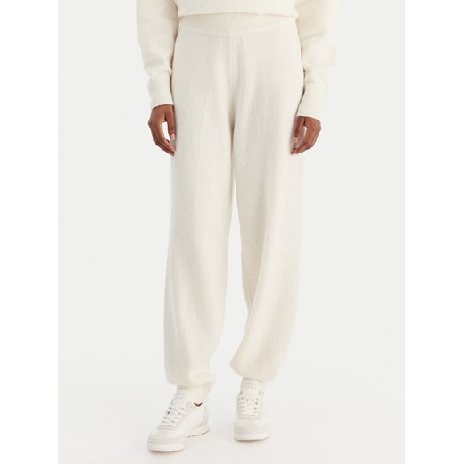 Calvin Klein Underwear Spodnie dresowe LV00QS7569 Écru Regular Fit ze sklepu MODIVO w kategorii Spodnie damskie - zdjęcie 187393052