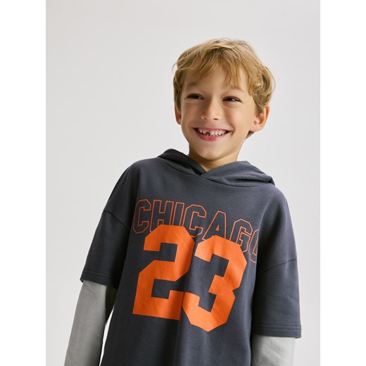 Reserved - Bawełniany longsleeve z kapturem - granatowy ze sklepu Reserved w kategorii Bluzy chłopięce - zdjęcie 187394590