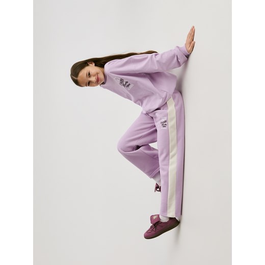 Reserved - Spodnie dresowe z lampasami - lawendowy ze sklepu Reserved w kategorii Spodnie dziewczęce - zdjęcie 187394673
