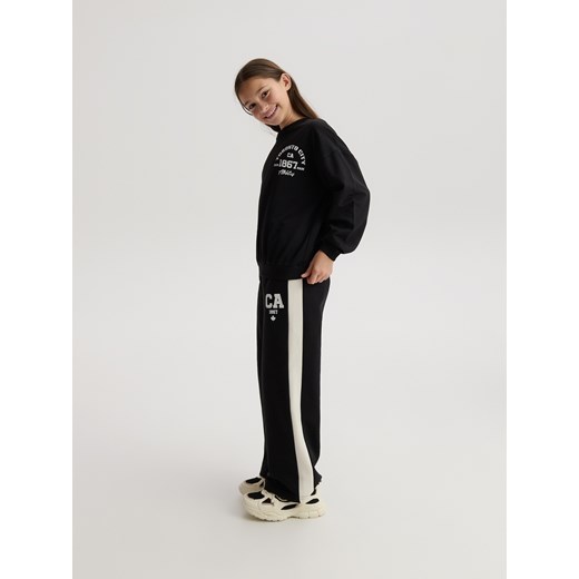 Reserved - Spodnie dresowe z lampasami - czarny Reserved 134 (8 lat) Reserved