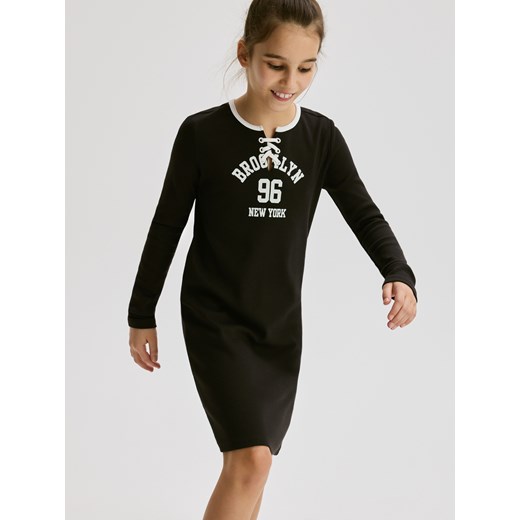Reserved - Dzianinowa sukienka z nadrukiem - brązowy ze sklepu Reserved w kategorii Sukienki dziewczęce - zdjęcie 187394971