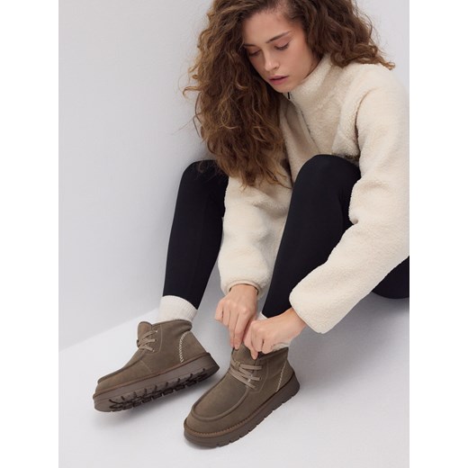 Reserved - Zamszowe śniegowce z wiązaniem - ciemnozielony ze sklepu Reserved w kategorii Śniegowce damskie - zdjęcie 187395721