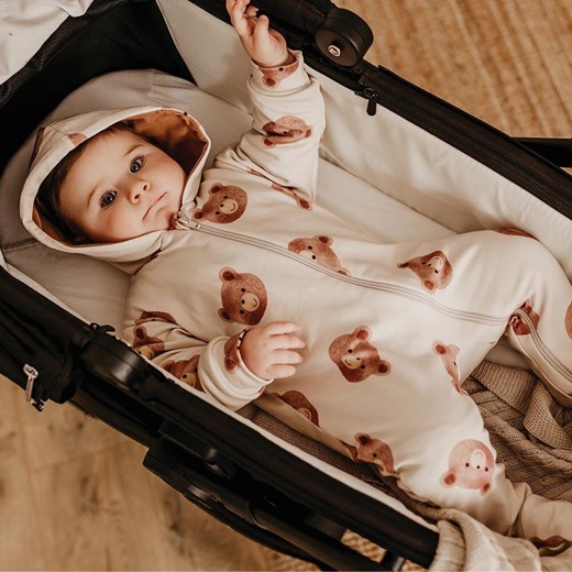 Kombinezon niemowlęcy dresowy brązowy dla chłopca Eevi Cars&Bears ze sklepu lenaodniemowlakadoszkolniaka.pl w kategorii Kombinezony i kurtki - zdjęcie 187426732