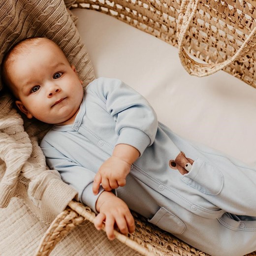 Pajac niemowlęcy dla chłopca niebieski wyprawka Eevi Cars&Bears ze sklepu lenaodniemowlakadoszkolniaka.pl w kategorii Pajacyki - zdjęcie 187443981