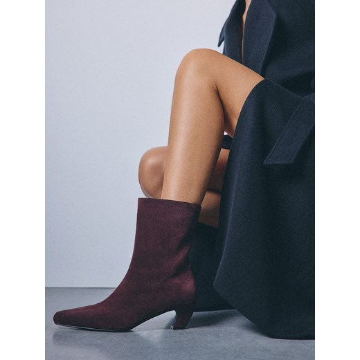 Mohito - Zamszowe botki na obcasie - ciemnobrązowy ze sklepu Mohito w kategorii Botki - zdjęcie 187472291