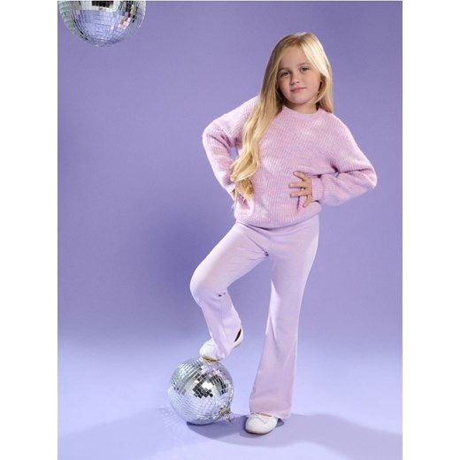 Sinsay - Prążkowane spodnie flare z metalizowaną nicią - fioletowy ze sklepu Sinsay w kategorii Spodnie dziewczęce - zdjęcie 187474951