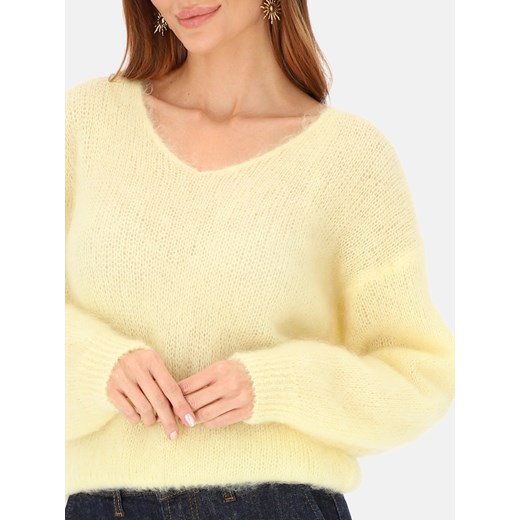 Miękki żółty sweter z dekoltem w serek z moherem L'AF Della ze sklepu Eye For Fashion w kategorii Swetry damskie - zdjęcie 187478170