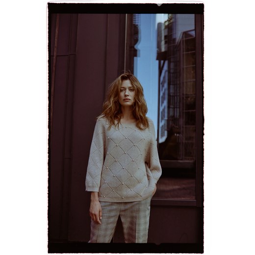 Sweter z ozdobiony koralikami beżowy ze sklepu Moodo.pl w kategorii Swetry damskie - zdjęcie 187485960