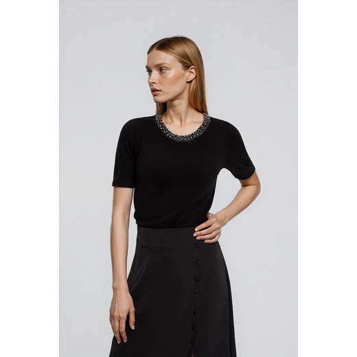 Sweter z ozdobnym dekoltem czarny ze sklepu Moodo.pl w kategorii Swetry damskie - zdjęcie 187485963