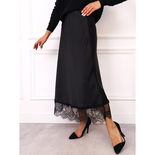 SPÓDNICA SATYNOWA MAXI ZAKOŃCZONA KORONKĄ- CZARNA ze sklepu olika.com.pl w kategorii Spódnice - zdjęcie 187495464