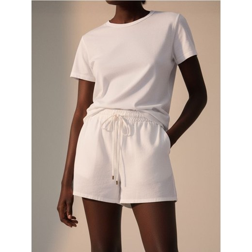 Sinsay - Szorty z mieszanki wiskozy i bawełny - kremowy ze sklepu Sinsay w kategorii Szorty - zdjęcie 187495761