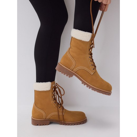 Reserved - Zamszowe botki z barankiem - beżowy ze sklepu Reserved w kategorii Workery damskie - zdjęcie 187497293