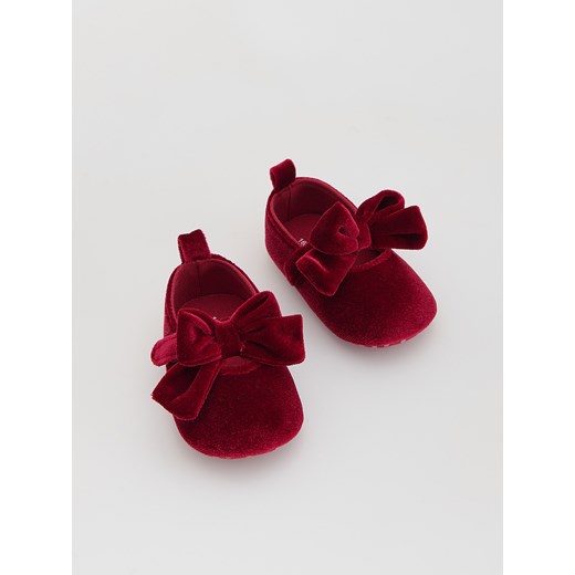 Reserved - Welurowe baleriny z kokardką - bordowy ze sklepu Reserved w kategorii Buciki niemowlęce - zdjęcie 187499760