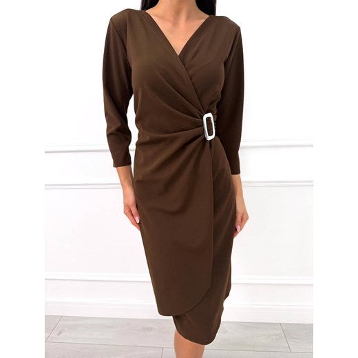 Czekoladowa Kopertowa Sukienka z Ozdobną Klamrą ze sklepu ModnaKiecka.pl w kategorii Sukienki - zdjęcie 187501034