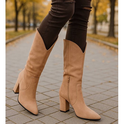 Klasyczne beżowe kozaki na obcasie z zamszu /C5-3 16896 G483 +H2/ ze sklepu Pantofelek24.pl w kategorii Kozaki damskie - zdjęcie 187506831