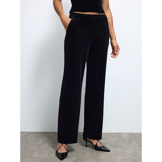 Mohito - Welurowe czarne spodnie - czarny Mohito 36 Mohito