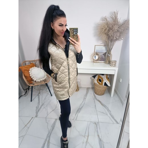 pikowana kamizelka bezrękawnik areta z kapturem i złotymi cyrkoniami – beżowa ze sklepu STYLOWO w kategorii Kamizelki damskie - zdjęcie 187511004