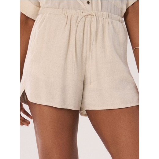 Sinsay - Wiskozowe szorty z domieszką lnu - kremowy ze sklepu Sinsay w kategorii Szorty - zdjęcie 187513420