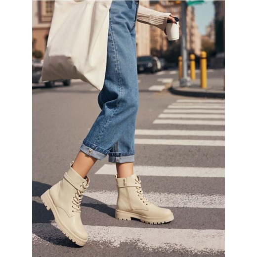 Sinsay - Botki za kostkę z imitacji skóry - kremowy ze sklepu Sinsay w kategorii Botki - zdjęcie 187513432