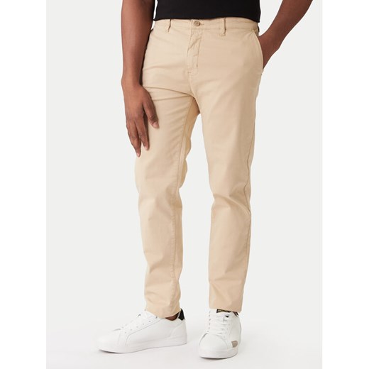 Guess Jeans Chinosy M4YB33 WGB5A Beżowy Regular Fit ze sklepu MODIVO w kategorii Spodnie męskie - zdjęcie 187519943