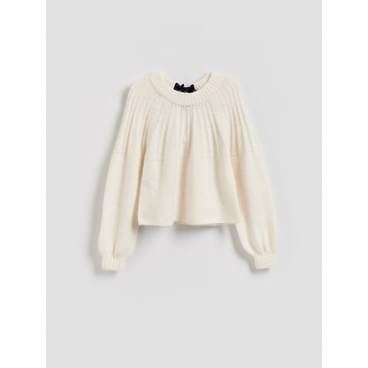 Reserved - Sweter z kokardką z tyłu - złamana biel ze sklepu Reserved w kategorii Swetry damskie - zdjęcie 187522581