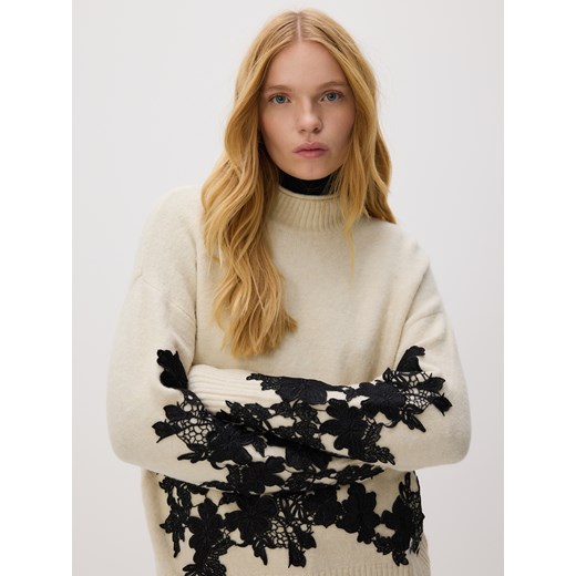 Reserved - Sweter z ozdobną aplikacją - kremowy ze sklepu Reserved w kategorii Swetry damskie - zdjęcie 187522654