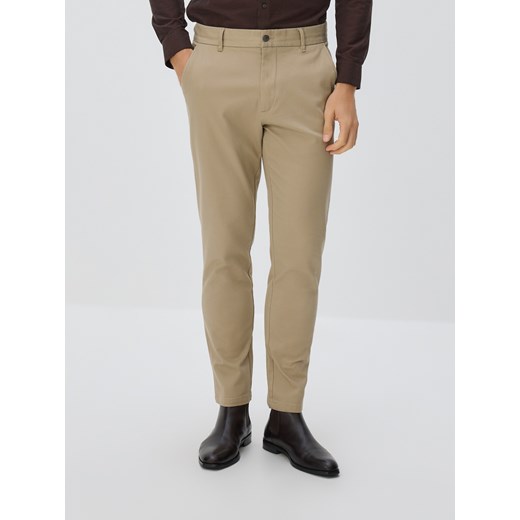 Reserved - Bawełniane spodnie slim fit - beżowy ze sklepu Reserved w kategorii Spodnie męskie - zdjęcie 187522794