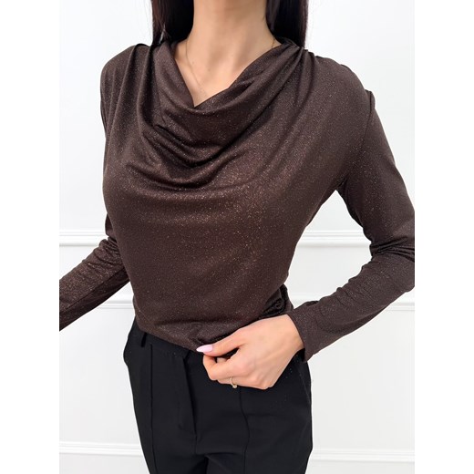 Czekoladowa Połyskująca Bluzka z Lejącym Dekoltem ze sklepu ModnaKiecka.pl w kategorii Bluzki damskie - zdjęcie 187523904