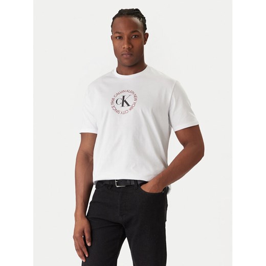 Calvin Klein Jeans T-Shirt Word Circle Graphic LV14RE816G Biały Regular Fit ze sklepu MODIVO w kategorii T-shirty męskie - zdjęcie 187526334
