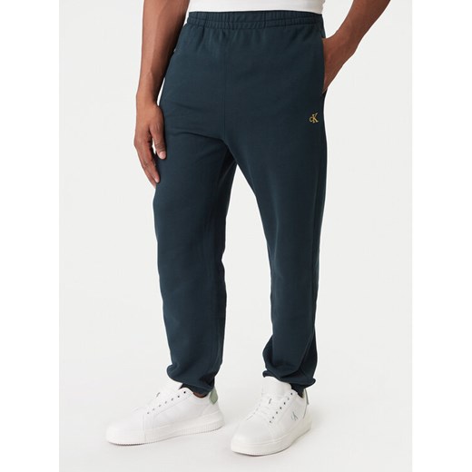 Calvin Klein Jeans Spodnie dresowe LV04RD241G Granatowy Regular Fit ze sklepu MODIVO w kategorii Spodnie męskie - zdjęcie 187526374