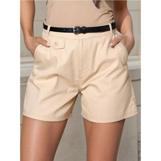 Sinsay - Szorty w stylu smart casual z paskiem - kremowy ze sklepu Sinsay w kategorii Szorty - zdjęcie 187530161