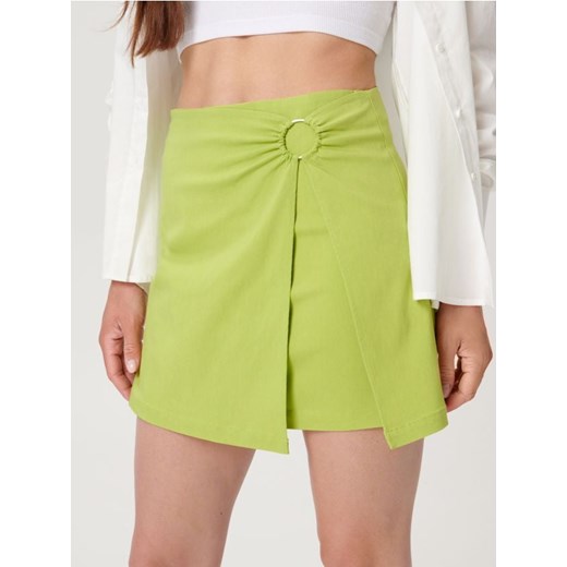 Sinsay - Spódnica mini z ozdobnym kółkiem i rozcięciem z przodu - zielony ze sklepu Sinsay w kategorii Spódnice - zdjęcie 187530162
