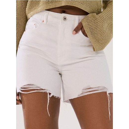 Sinsay - Szorty bermudy jeansowe z przetarciami - biały ze sklepu Sinsay w kategorii Szorty - zdjęcie 187530223