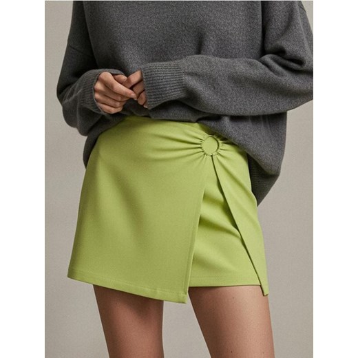 Sinsay - Spódnica mini z ozdobnym kółkiem i rozcięciem z przodu - zielony Sinsay XXS Sinsay