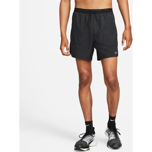 Męskie spodenki do biegania 2 w 1 18 cm Dri-FIT Nike Stride - Czerń ze sklepu Nike poland w kategorii Spodenki męskie - zdjęcie 187533190