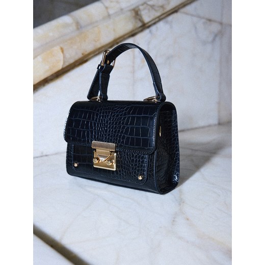 Mohito - Czarna torebka z paskiem na ramię - czarny ze sklepu Mohito w kategorii Kuferki - zdjęcie 187540984