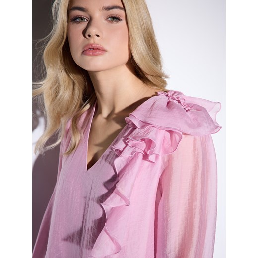 Mohito - Różowa bluzka z ozdobnym detalem 3D - fuksjowy ze sklepu Mohito w kategorii Bluzki damskie - zdjęcie 187543652