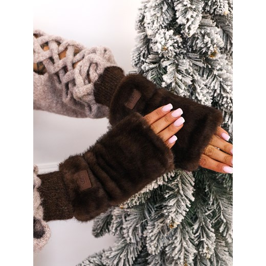 RĘKAWICZKI FUTRZANE BEZ PALCÓW Z LOGO- CZEKOLADOWY ze sklepu olika.com.pl w kategorii Rękawiczki damskie - zdjęcie 187548983