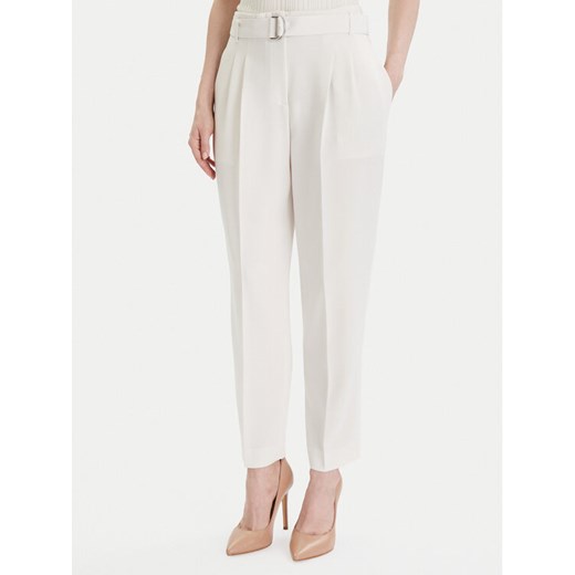 Boss Spodnie materiałowe Tapiah 50490037 Écru Relaxed Fit ze sklepu MODIVO w kategorii Spodnie damskie - zdjęcie 187553723