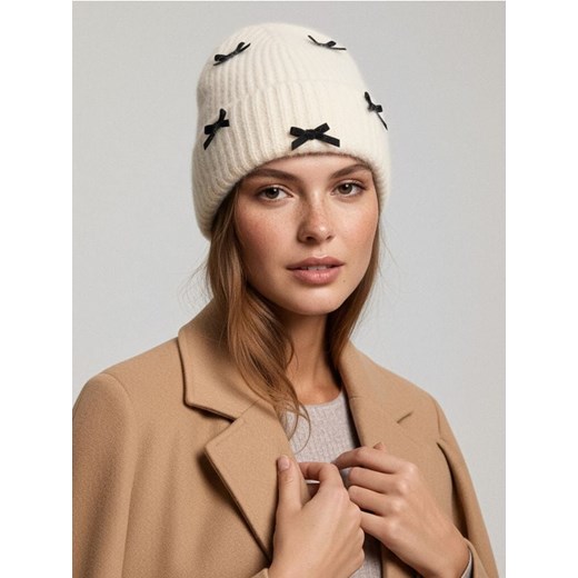 Sinsay - Czapka premium z alpaki z ozdobnymi kokardami - kremowy ze sklepu Sinsay w kategorii Czapki zimowe damskie - zdjęcie 187559432