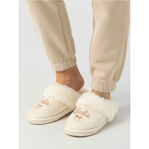 Sinsay - Kapcie z futerkiem Barbie - kremowy Sinsay 36/37 Sinsay
