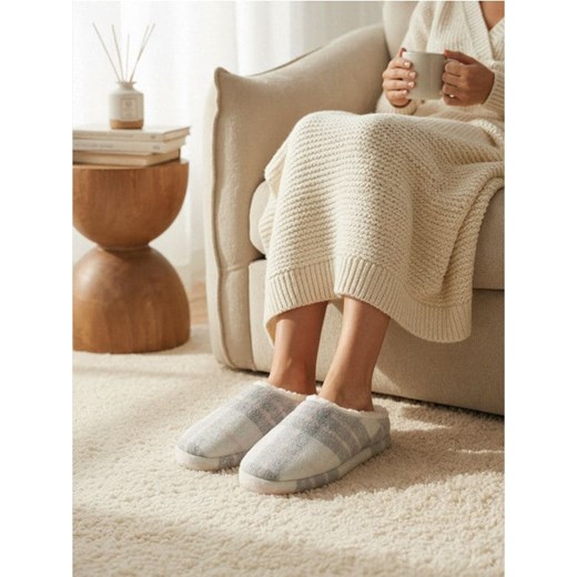 Sinsay - Ocieplane kapcie z kożuszkiem - różowy ze sklepu Sinsay w kategorii Kapcie damskie - zdjęcie 187559464