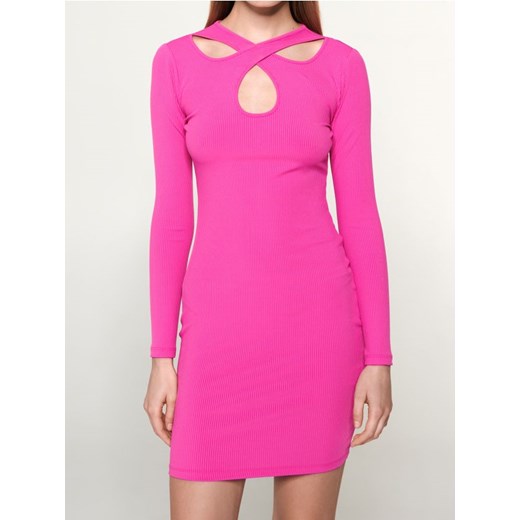 Sinsay - Prążkowana sukienka mini z długim rękawem i wycięciem przy dekolcie - różowy ze sklepu Sinsay w kategorii Sukienki - zdjęcie 187559481